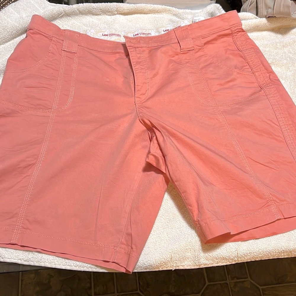 Lee size 18w comfort stretch waistband Salmon colored chino fabric shorts.